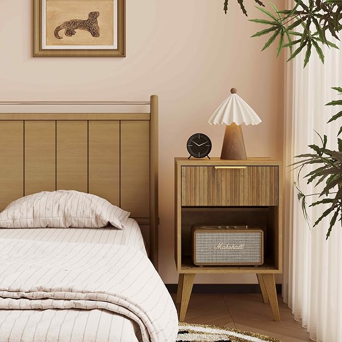 Fluted Night Stand with Opening Storage,Mid Century Bedside Table with Drawer,Wood Nightstand with Solid Wood Legs,End Table Side Table for Living Room,Bedroom,Caramel Oak CTG56BR