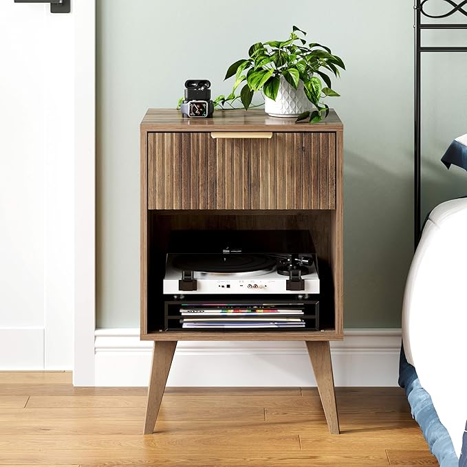 Fluted Night Stand with Opening Storage,Mid Century Bedside Table with Drawer,Wood Nightstand with Solid Wood Legs,End Table Side Table for Living Room,Bedroom,Caramel Oak CTG56BR